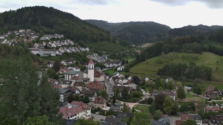 Dieses Bild zeigt eine Webcam-Aufnahme von Ottenhöfen, aufgenommen am Freitag, den 18.09.2026 um 13:00 Uhr