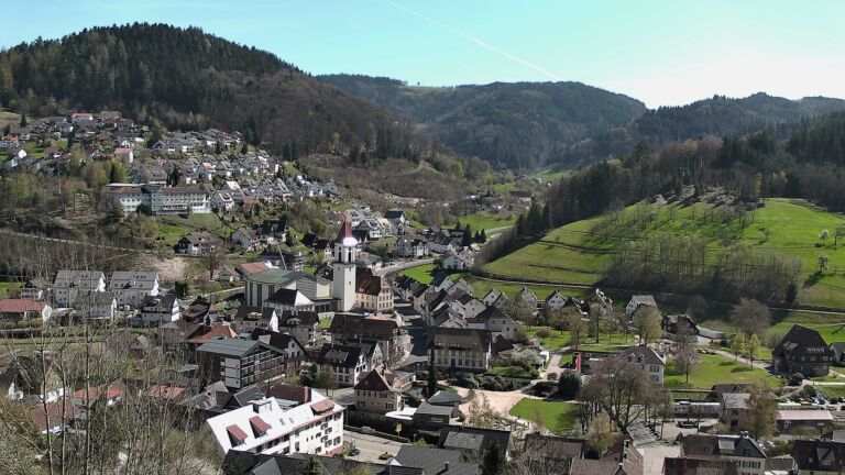 Dieses Bild zeigt eine Webcam-Aufnahme von Ottenhöfen, aufgenommen am Dienstag, den 07.04.2026 um 15:10 Uhr