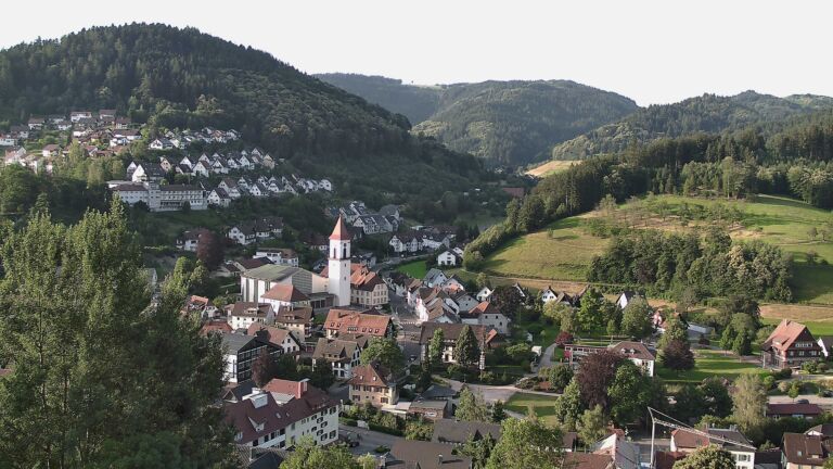 Dieses Bild zeigt eine Webcam-Aufnahme von Ottenhöfen, aufgenommen am Freitag, den 26.06.2026 um 07:10 Uhr