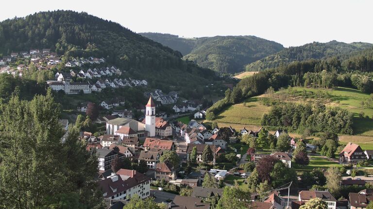 Dieses Bild zeigt eine Webcam-Aufnahme von Ottenhöfen, aufgenommen am Freitag, den 19.06.2026 um 07:20 Uhr