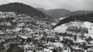 Dieses Bild zeigt eine Webcam-Aufnahme von Ottenhöfen, aufgenommen am Donnerstag, den 08.01.2026 um 13:50 Uhr