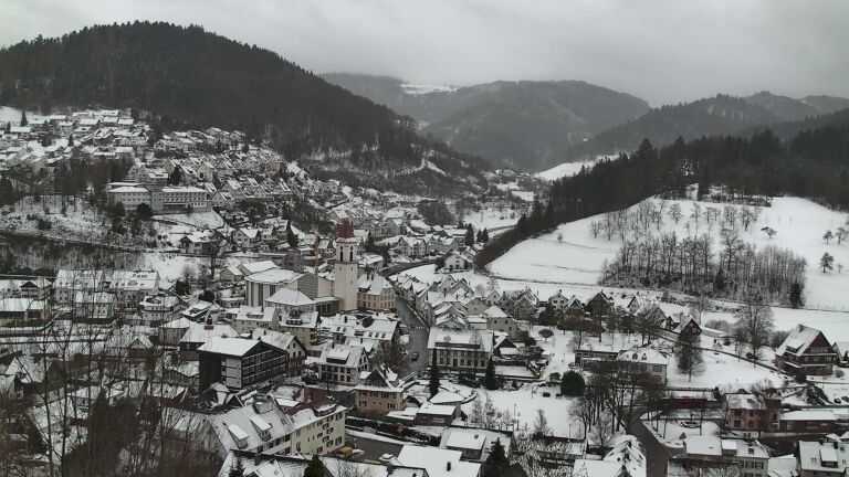 Dieses Bild zeigt eine Webcam-Aufnahme von Ottenhöfen, aufgenommen am Donnerstag, den 08.01.2026 um 13:50 Uhr