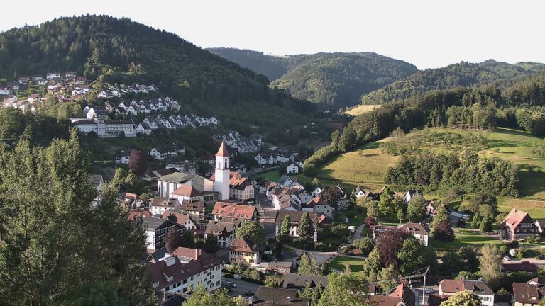 Dieses Bild zeigt eine Webcam-Aufnahme von Ottenhöfen, aufgenommen am Montag, den 15.06.2026 um 07:00 Uhr