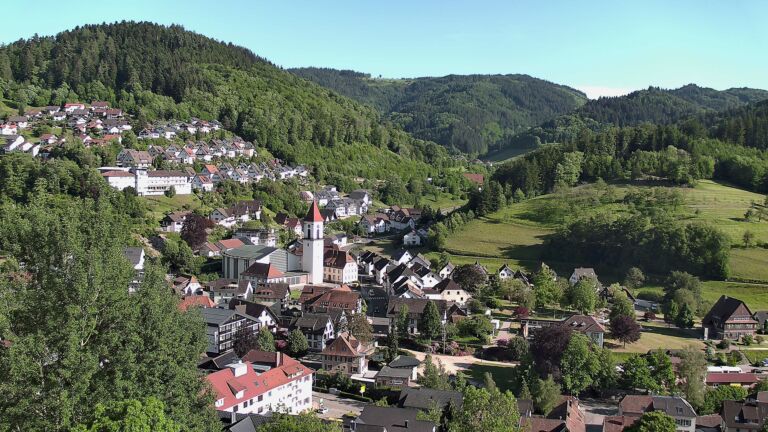 Dieses Bild zeigt eine Webcam-Aufnahme von Ottenhöfen, aufgenommen am Freitag, den 22.05.2026 um 18:10 Uhr