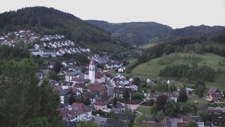 Dieses Bild zeigt eine Webcam-Aufnahme von Ottenhöfen, aufgenommen am Sonntag, den 10.05.2026 um 05:30 Uhr