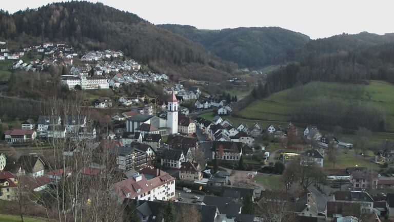 Dieses Bild zeigt eine Webcam-Aufnahme von Ottenhöfen, aufgenommen am Donnerstag, den 18.12.2025 um 16:50 Uhr