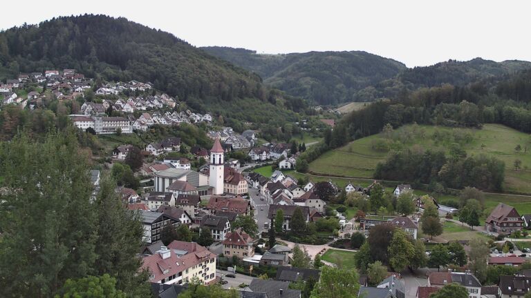 Dieses Bild zeigt eine Webcam-Aufnahme von Ottenhöfen, aufgenommen am Freitag, den 18.09.2026 um 08:10 Uhr