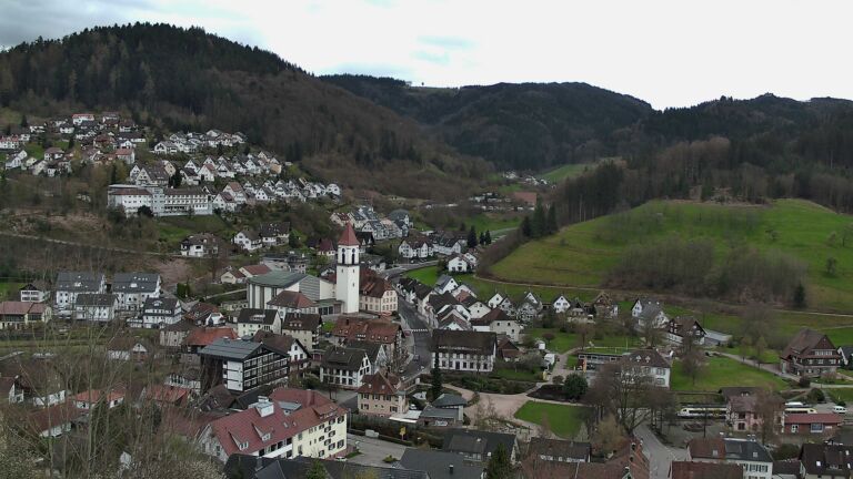 Dieses Bild zeigt eine Webcam-Aufnahme von Ottenhöfen, aufgenommen am Samstag, den 04.04.2026 um 17:50 Uhr