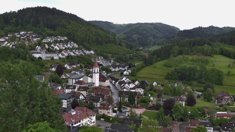 Dieses Bild zeigt eine Webcam-Aufnahme von Ottenhöfen, aufgenommen am Montag, den 18.05.2026 um 14:10 Uhr