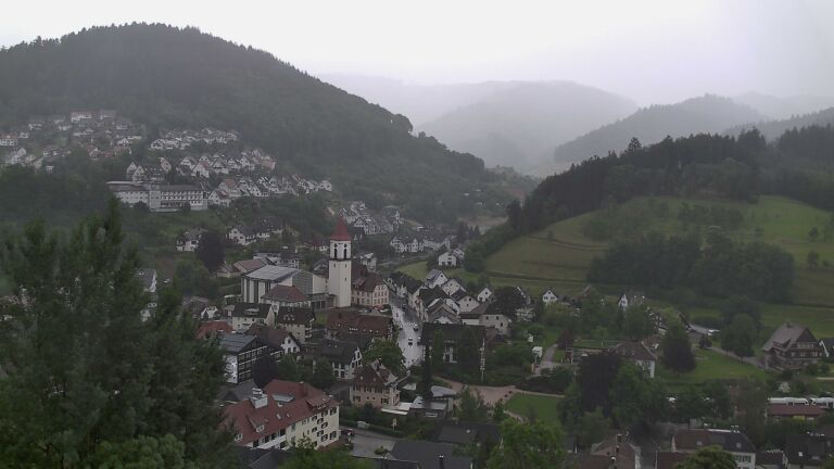Dieses Bild zeigt eine Webcam-Aufnahme von Ottenhöfen, aufgenommen am Montag, den 08.06.2026 um 17:00 Uhr