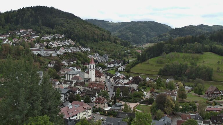 Dieses Bild zeigt eine Webcam-Aufnahme von Ottenhöfen, aufgenommen am Freitag, den 09.10.2026 um 16:50 Uhr
