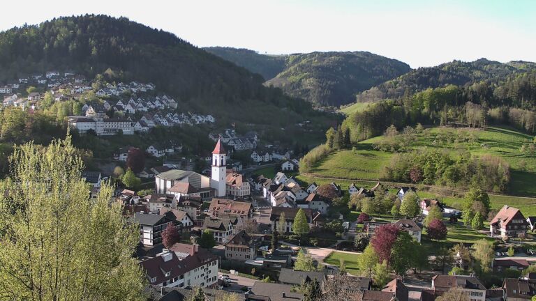 Dieses Bild zeigt eine Webcam-Aufnahme von Ottenhöfen, aufgenommen am Freitag, den 24.04.2026 um 08:10 Uhr