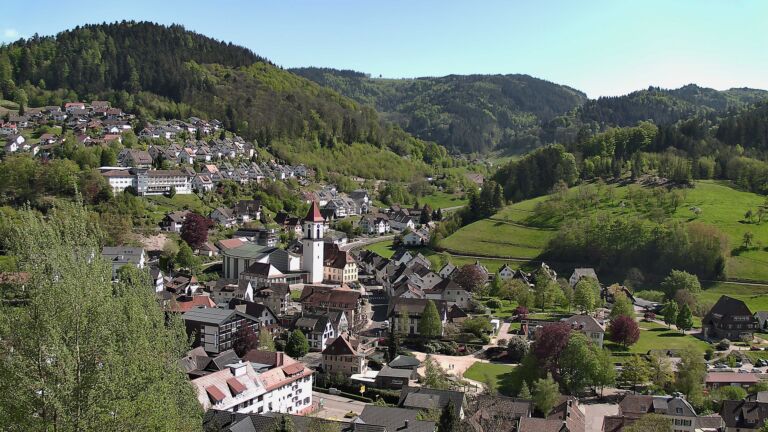 Dieses Bild zeigt eine Webcam-Aufnahme von Ottenhöfen, aufgenommen am Sonntag, den 26.04.2026 um 15:50 Uhr