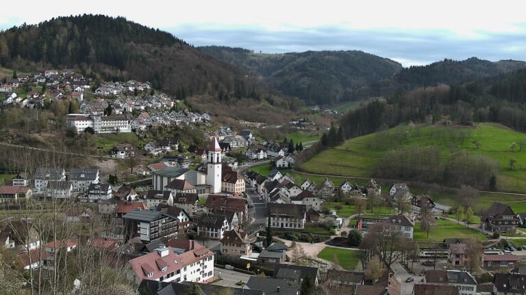 Dieses Bild zeigt eine Webcam-Aufnahme von Ottenhöfen, aufgenommen am Sonntag, den 05.04.2026 um 16:50 Uhr