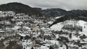 Dieses Bild zeigt eine Webcam-Aufnahme von Ottenhöfen, aufgenommen am Donnerstag, den 08.01.2026 um 09:00 Uhr