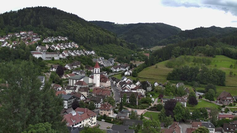 Dieses Bild zeigt eine Webcam-Aufnahme von Ottenhöfen, aufgenommen am Donnerstag, den 11.06.2026 um 18:00 Uhr