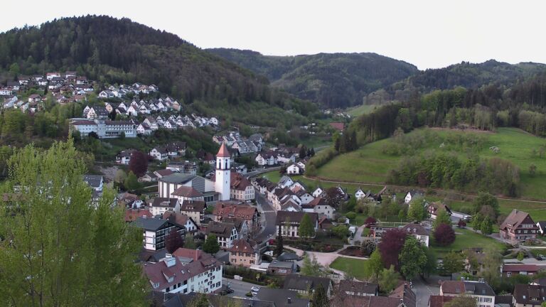 Dieses Bild zeigt eine Webcam-Aufnahme von Ottenhöfen, aufgenommen am Montag, den 27.04.2026 um 06:10 Uhr