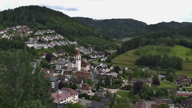 Dieses Bild zeigt eine Webcam-Aufnahme von Ottenhöfen, aufgenommen am Samstag, den 06.06.2026 um 17:30 Uhr