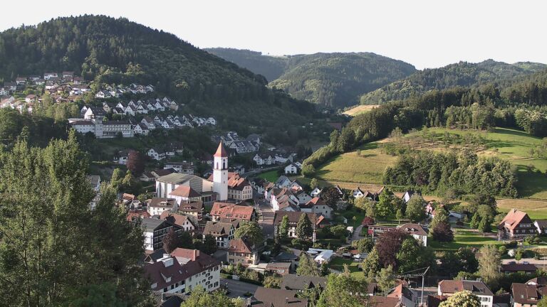 Dieses Bild zeigt eine Webcam-Aufnahme von Ottenhöfen, aufgenommen am Freitag, den 19.06.2026 um 07:10 Uhr