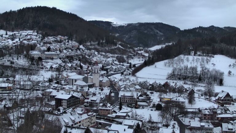 Dieses Bild zeigt eine Webcam-Aufnahme von Ottenhöfen, aufgenommen am Mittwoch, den 07.01.2026 um 16:50 Uhr