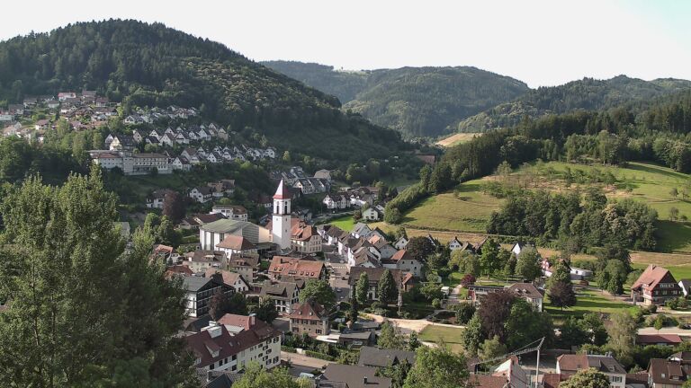 Dieses Bild zeigt eine Webcam-Aufnahme von Ottenhöfen, aufgenommen am Samstag, den 27.06.2026 um 08:20 Uhr