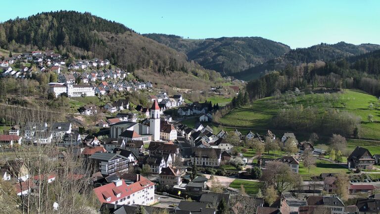 Dieses Bild zeigt eine Webcam-Aufnahme von Ottenhöfen, aufgenommen am Mittwoch, den 08.04.2026 um 17:50 Uhr