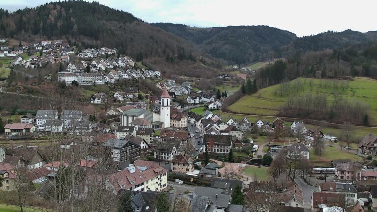 Dieses Bild zeigt eine Webcam-Aufnahme von Ottenhöfen, aufgenommen am Freitag, den 19.12.2025 um 12:20 Uhr