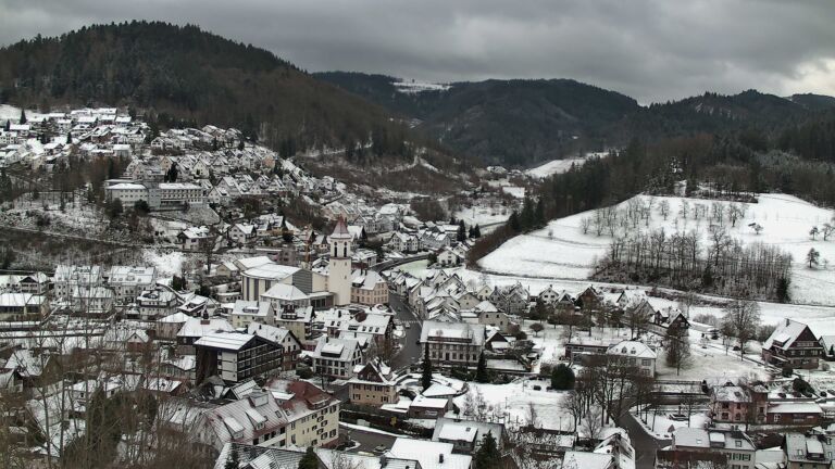 Dieses Bild zeigt eine Webcam-Aufnahme von Ottenhöfen, aufgenommen am Freitag, den 02.01.2026 um 13:10 Uhr