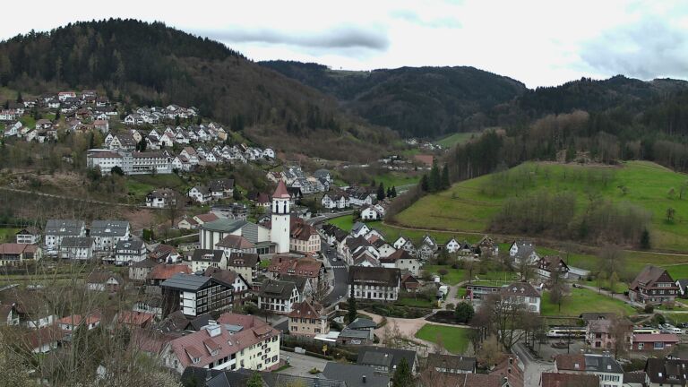 Dieses Bild zeigt eine Webcam-Aufnahme von Ottenhöfen, aufgenommen am Samstag, den 04.04.2026 um 15:30 Uhr