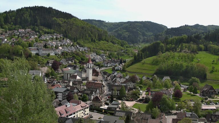 Dieses Bild zeigt eine Webcam-Aufnahme von Ottenhöfen, aufgenommen am Montag, den 27.04.2026 um 14:50 Uhr