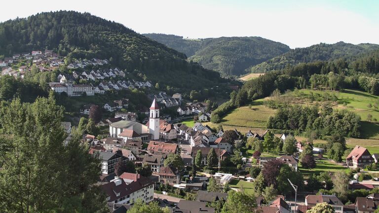 Dieses Bild zeigt eine Webcam-Aufnahme von Ottenhöfen, aufgenommen am Donnerstag, den 18.06.2026 um 08:10 Uhr