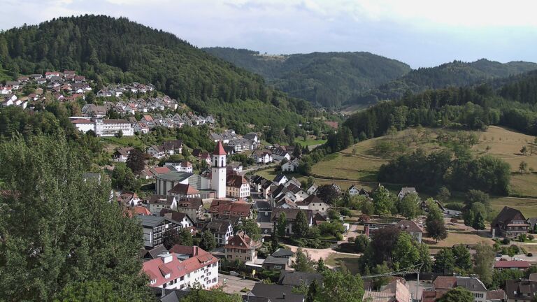 Dieses Bild zeigt eine Webcam-Aufnahme von Ottenhöfen, aufgenommen am Samstag, den 18.07.2026 um 17:20 Uhr