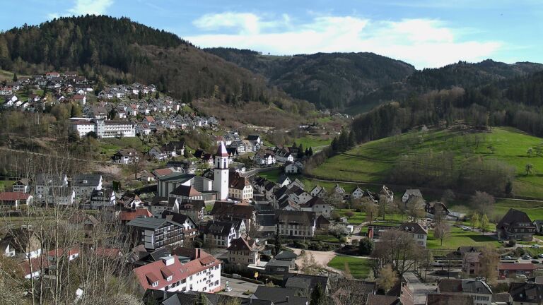 Dieses Bild zeigt eine Webcam-Aufnahme von Ottenhöfen, aufgenommen am Montag, den 06.04.2026 um 17:00 Uhr