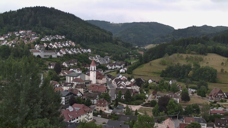 Dieses Bild zeigt eine Webcam-Aufnahme von Ottenhöfen, aufgenommen am Samstag, den 18.07.2026 um 14:00 Uhr