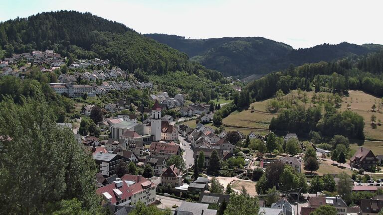 Dieses Bild zeigt eine Webcam-Aufnahme von Ottenhöfen, aufgenommen am Donnerstag, den 06.08.2026 um 13:30 Uhr