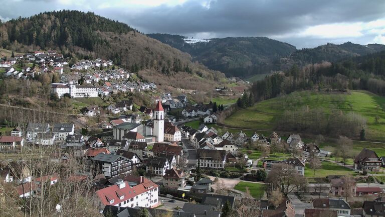 Dieses Bild zeigt eine Webcam-Aufnahme von Ottenhöfen, aufgenommen am Dienstag, den 31.03.2026 um 18:10 Uhr