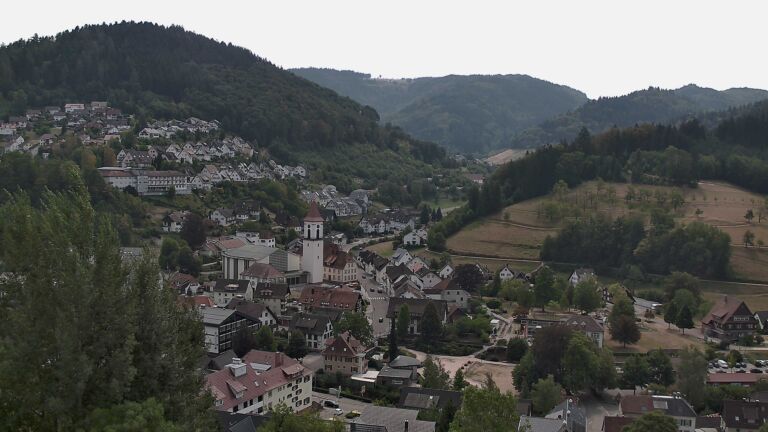 Dieses Bild zeigt eine Webcam-Aufnahme von Ottenhöfen, aufgenommen am Sonntag, den 16.08.2026 um 13:00 Uhr