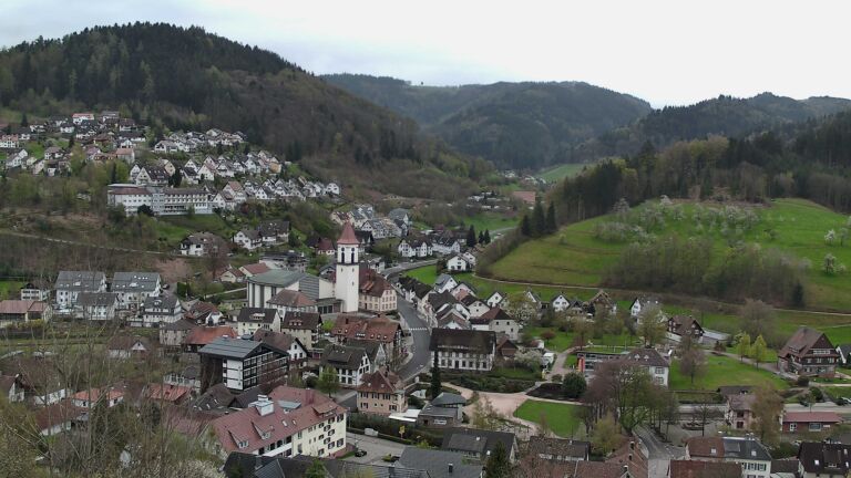 Dieses Bild zeigt eine Webcam-Aufnahme von Ottenhöfen, aufgenommen am Freitag, den 10.04.2026 um 13:30 Uhr