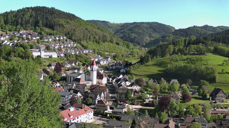 Dieses Bild zeigt eine Webcam-Aufnahme von Ottenhöfen, aufgenommen am Donnerstag, den 30.04.2026 um 18:00 Uhr