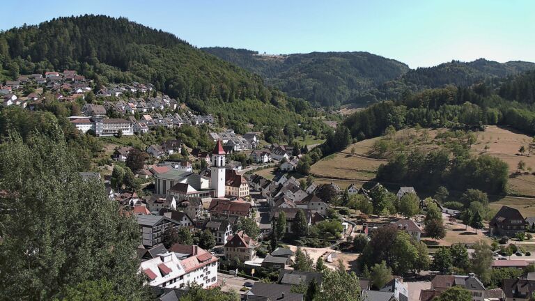 Dieses Bild zeigt eine Webcam-Aufnahme von Ottenhöfen, aufgenommen am Donnerstag, den 13.08.2026 um 15:50 Uhr