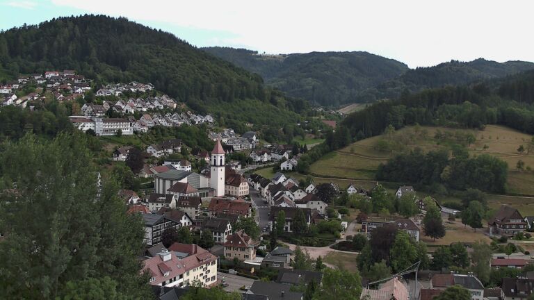 Dieses Bild zeigt eine Webcam-Aufnahme von Ottenhöfen, aufgenommen am Freitag, den 17.07.2026 um 17:20 Uhr