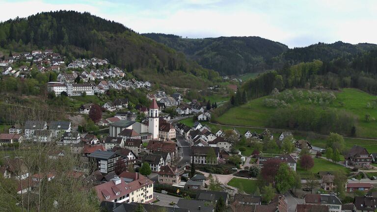 Dieses Bild zeigt eine Webcam-Aufnahme von Ottenhöfen, aufgenommen am Samstag, den 18.04.2026 um 17:50 Uhr