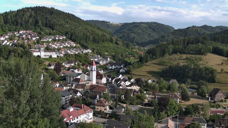 Dieses Bild zeigt eine Webcam-Aufnahme von Ottenhöfen, aufgenommen am Freitag, den 17.07.2026 um 19:10 Uhr