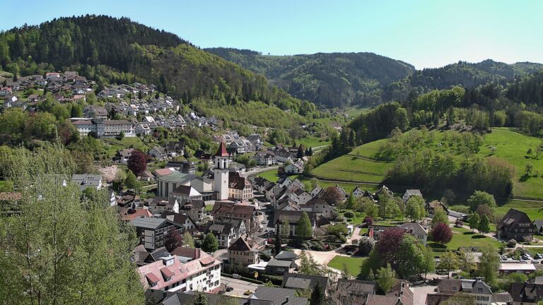 Dieses Bild zeigt eine Webcam-Aufnahme von Ottenhöfen, aufgenommen am Samstag, den 25.04.2026 um 15:00 Uhr