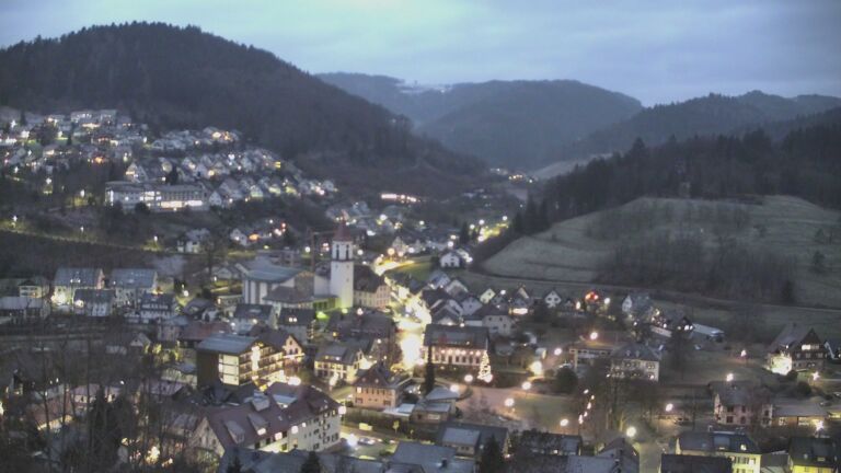 Dieses Bild zeigt eine Webcam-Aufnahme von Ottenhöfen, aufgenommen am Mittwoch, den 24.12.2025 um 17:00 Uhr