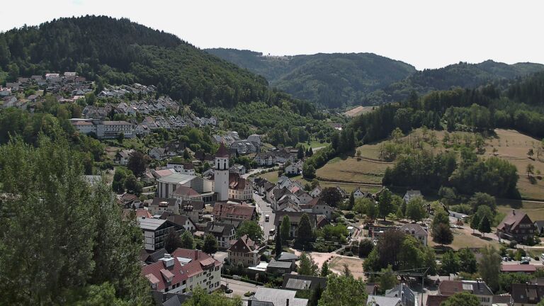 Dieses Bild zeigt eine Webcam-Aufnahme von Ottenhöfen, aufgenommen am Montag, den 10.08.2026 um 13:00 Uhr