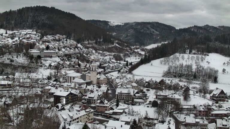 Dieses Bild zeigt eine Webcam-Aufnahme von Ottenhöfen, aufgenommen am Sonntag, den 04.01.2026 um 16:50 Uhr