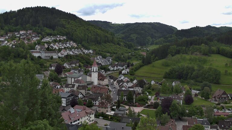 Dieses Bild zeigt eine Webcam-Aufnahme von Ottenhöfen, aufgenommen am Sonntag, den 17.05.2026 um 13:30 Uhr