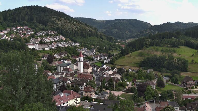 Dieses Bild zeigt eine Webcam-Aufnahme von Ottenhöfen, aufgenommen am Freitag, den 26.06.2026 um 18:30 Uhr