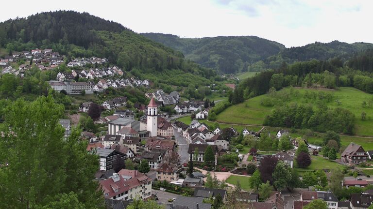 Dieses Bild zeigt eine Webcam-Aufnahme von Ottenhöfen, aufgenommen am Sonntag, den 03.05.2026 um 07:50 Uhr